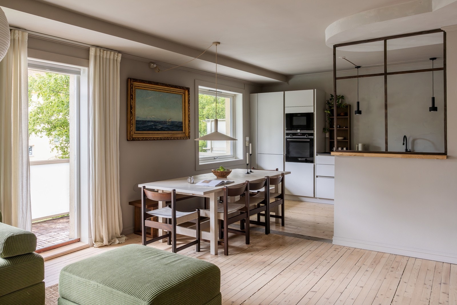 Leiligheten byr på store, fine rom og oppleves svært luftig. Galleribilde