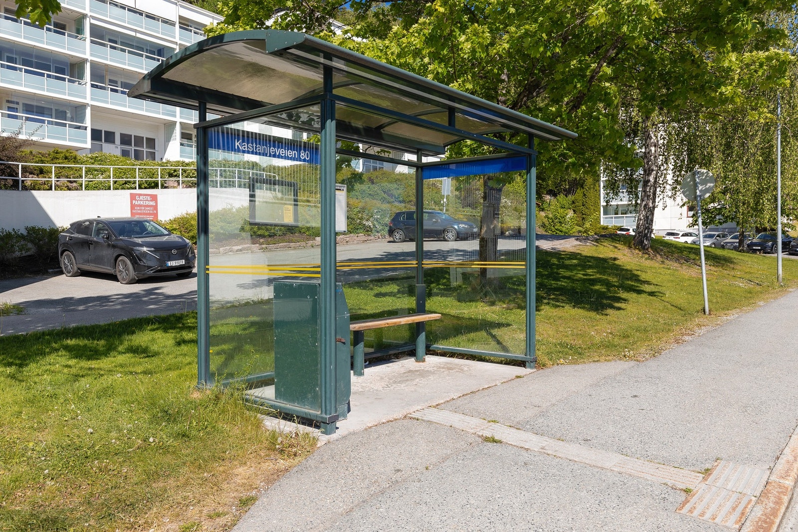 Rett utenfor døren ligger Kastanjeveien 80 busstopp hvor linje 3 stopper Galleribilde