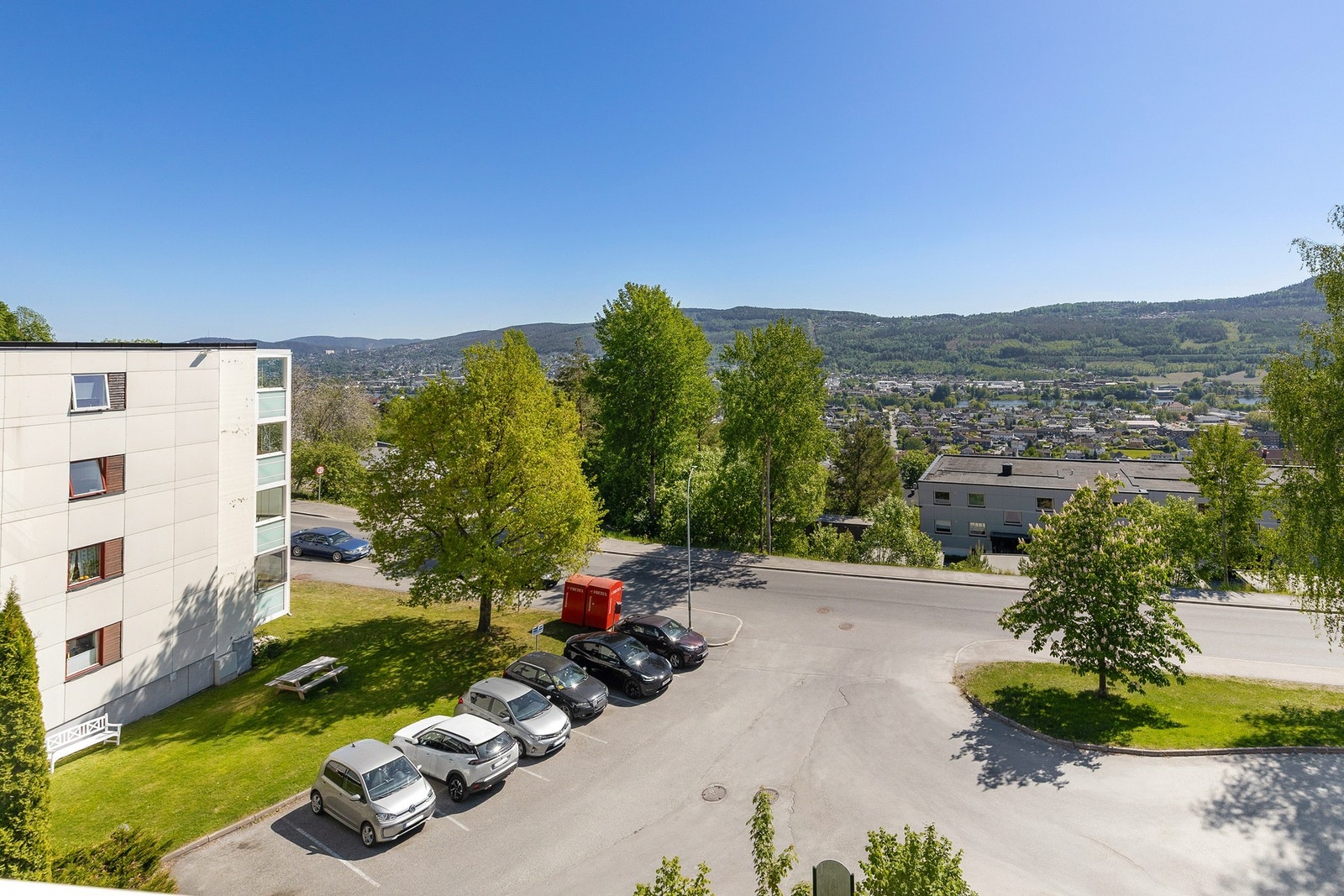 Fra balkongen kan du nyte vidstrakt utsikt over Åssiden Galleribilde