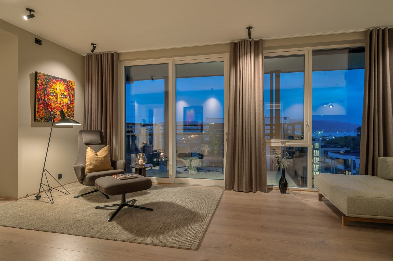 Fra stuen er det utgang til to forskjellige terrasser og nydelig utsikt. Galleribilde