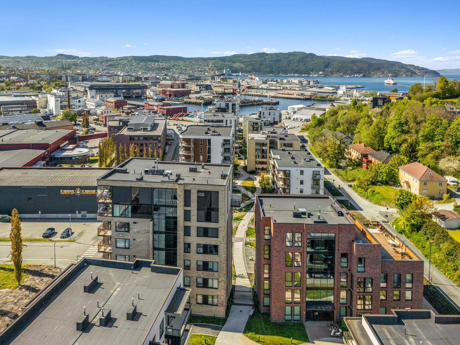 Leilighetsbygget og leiligheten isolert sett, har nydelige solforhold og en helt fantastisk utsikt. Galleribilde