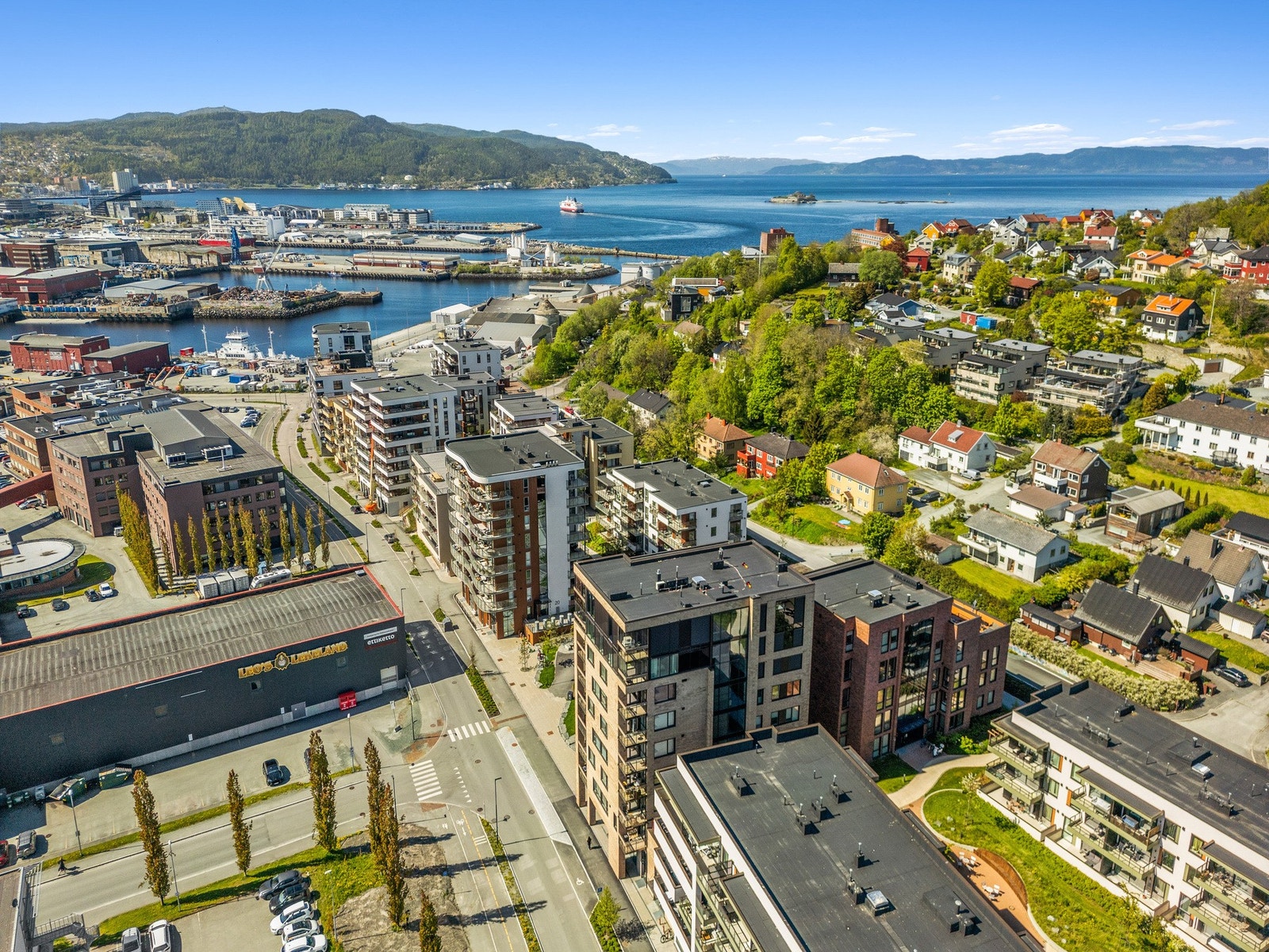 Øvre Nyhavna har en utrolig fin sammensetning av forskjellige leilighetstyper. Denne leiligheten tilhører definitivt noe av det mest eksklusive man kan få tak i pr. dags dato. Galleribilde
