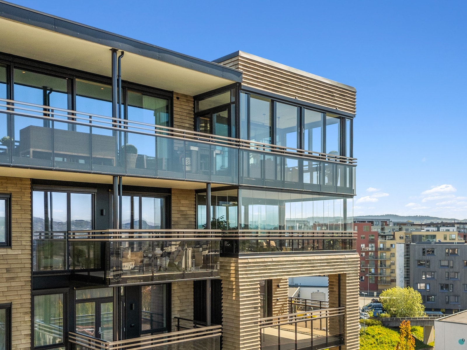 Leiligheten ligger i 7.etasje (nest øverst) og har tre balkonger, den ene innglasset og på hele 25 kvm. Galleribilde