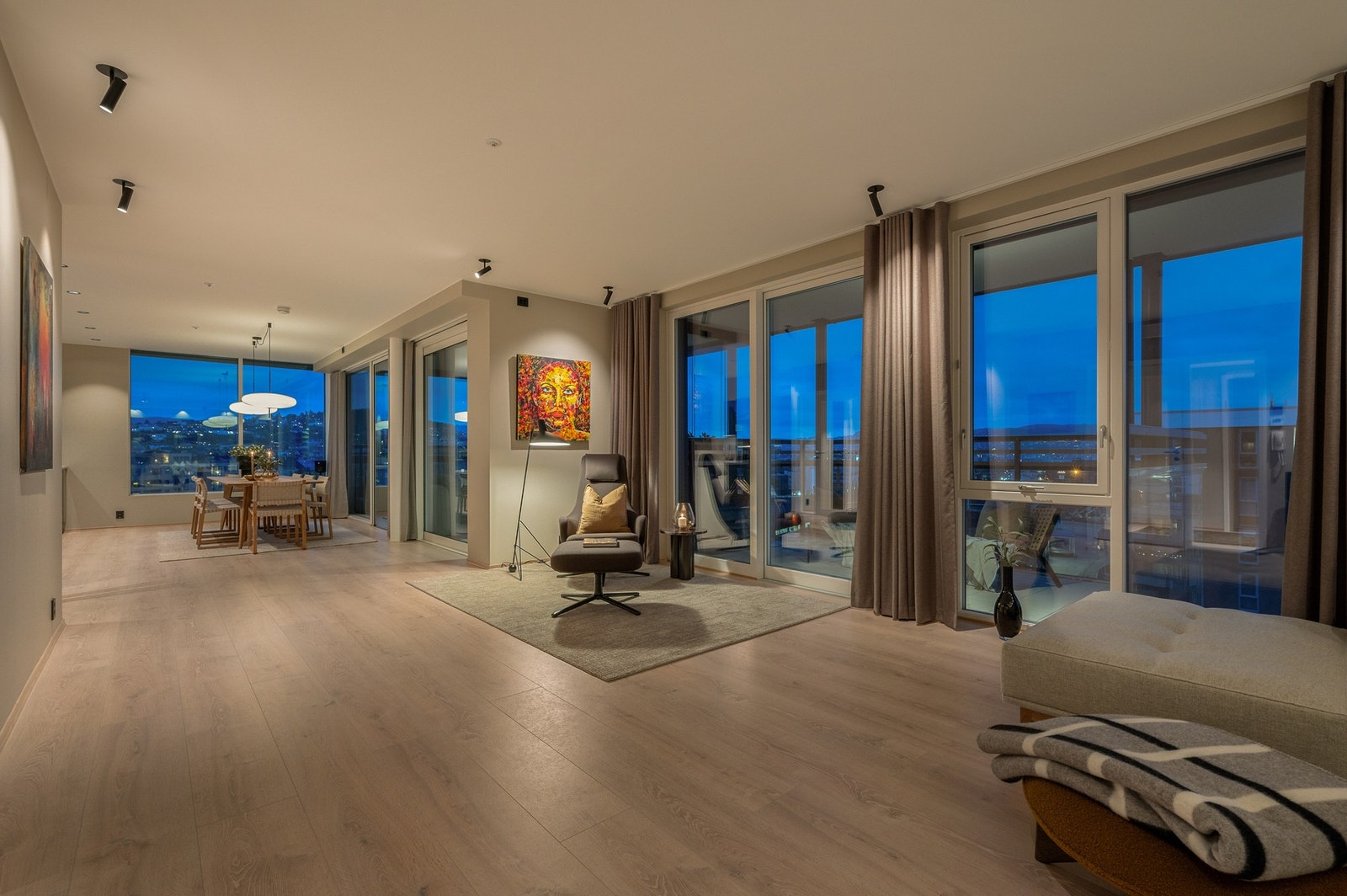 Beliggenheten er helt fantastisk! Nydelig utsikt og perfekte solforhold. Galleribilde