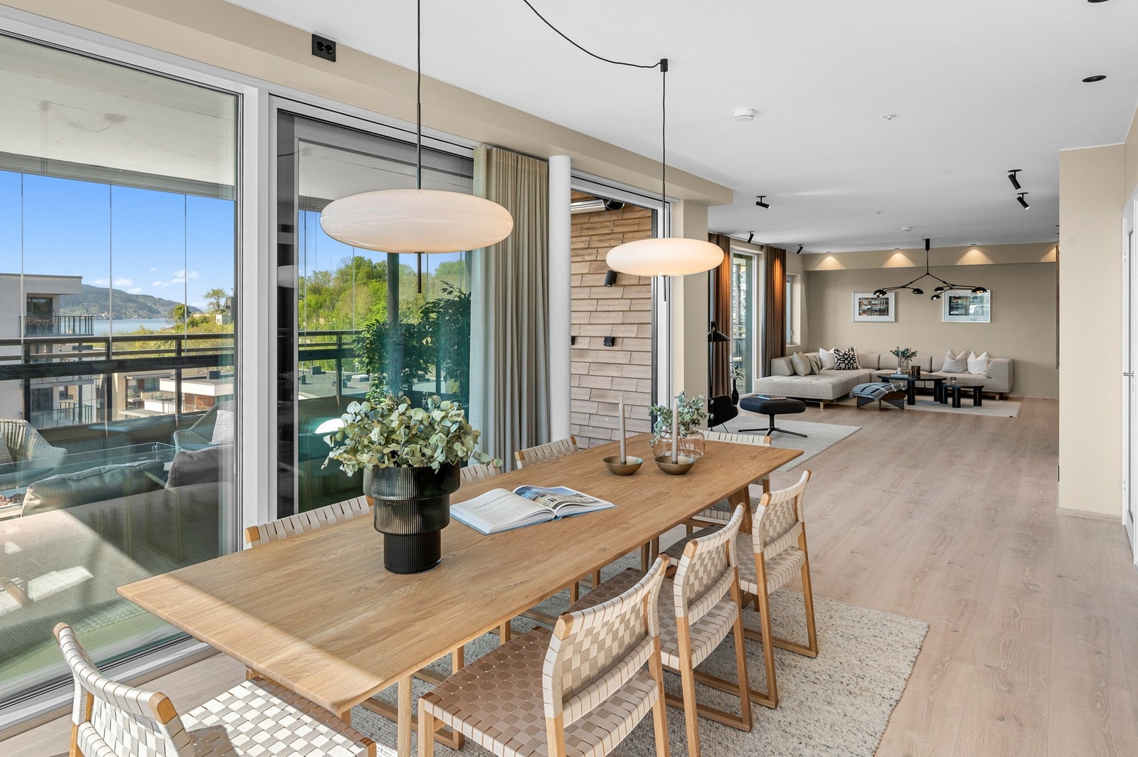 Terrassen blir som en ekstra stue utenfor den flotte spisestuen. Galleribilde