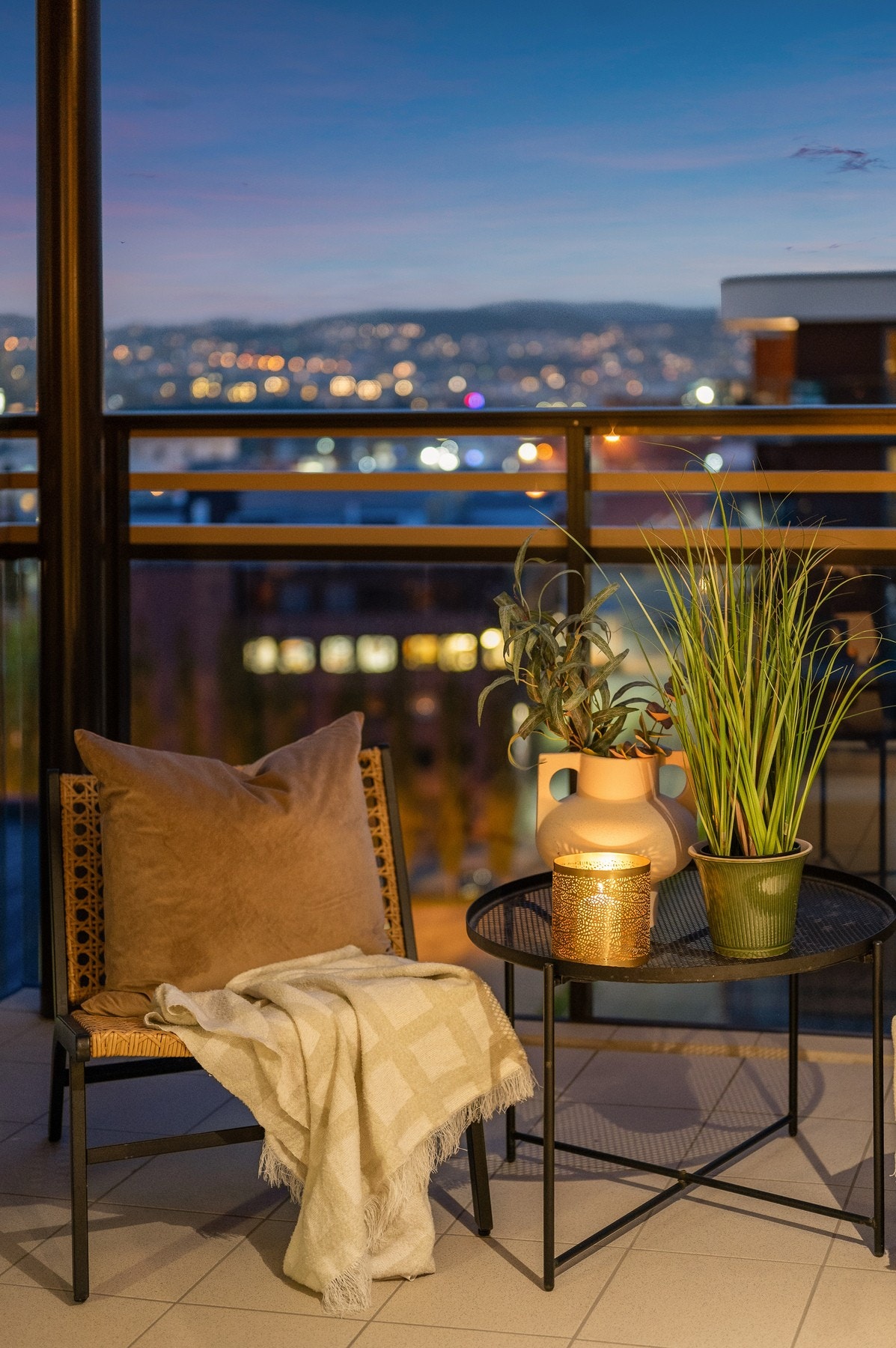 Leiligheten har gjennomgående høy standard og utsikten kommer godt frem i nær sagt alle rom. Galleribilde