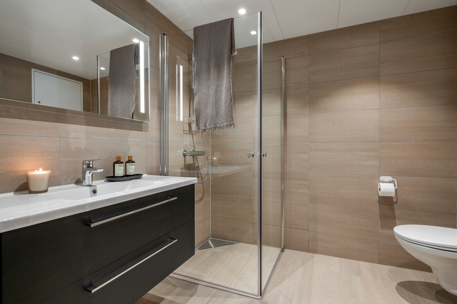 Det er to bad i leiligheten, begge med delikate fliser, dusjhjørne og servantskap. Vegghengt wc og spotter. Galleribilde