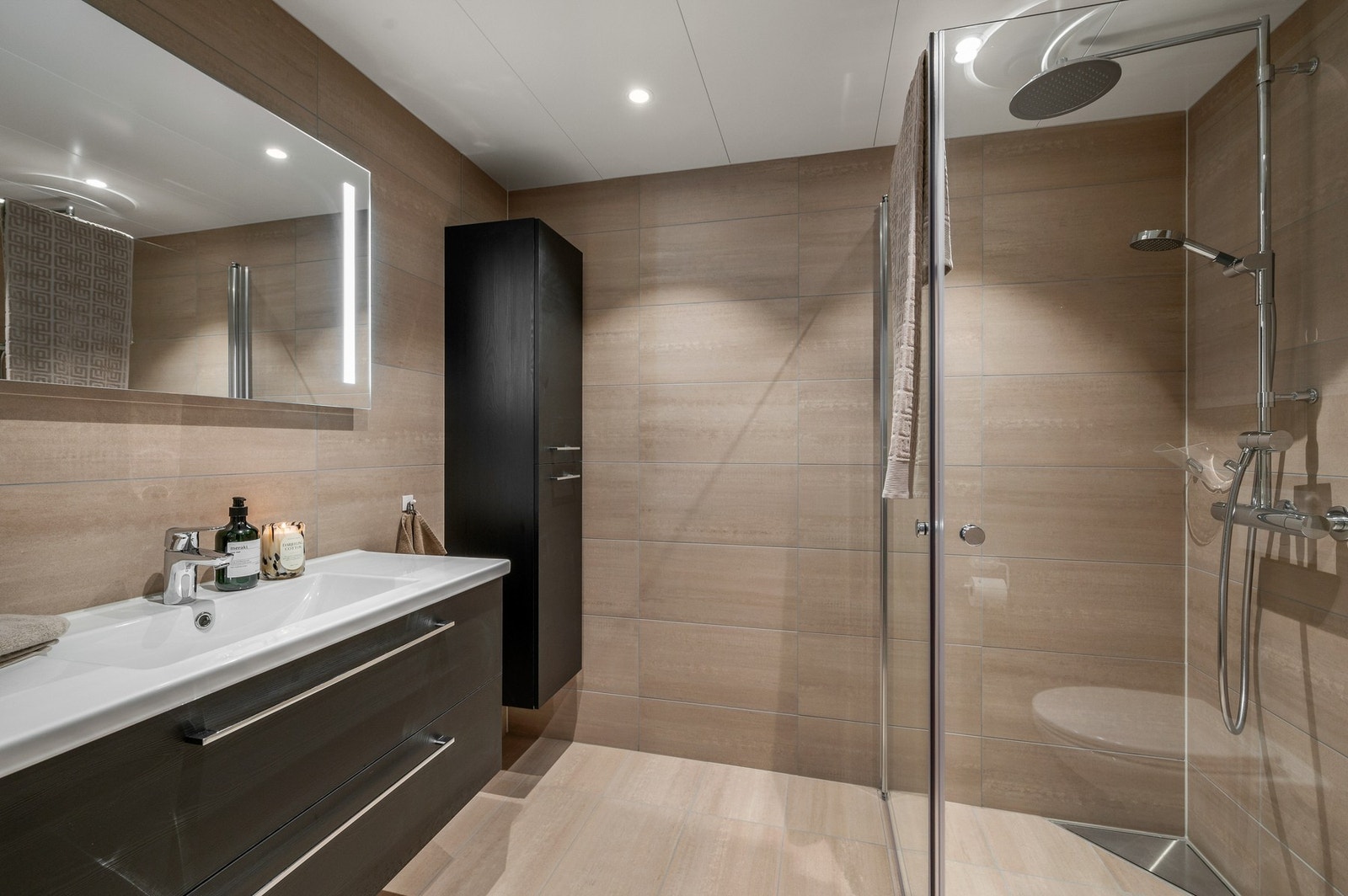 Nydelig bad. Praktisk og delikat innredet. Galleribilde