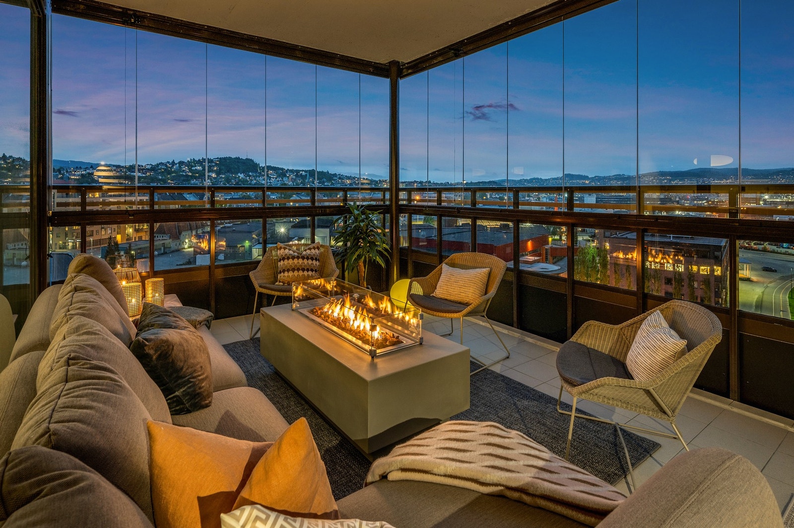 Terrassen på hele 25 kvm. har varmekilder og blir som en ekstra stue med fantastisk utsikt. Galleribilde