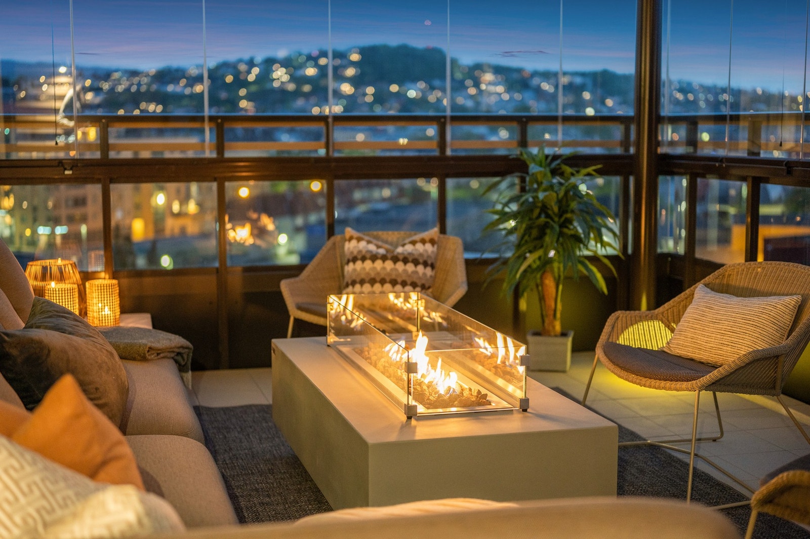 Terrassen er møblert med gasspeis, men det er i tillegg fastmonterte varmelamper for mer fleksibelt bruk. Galleribilde