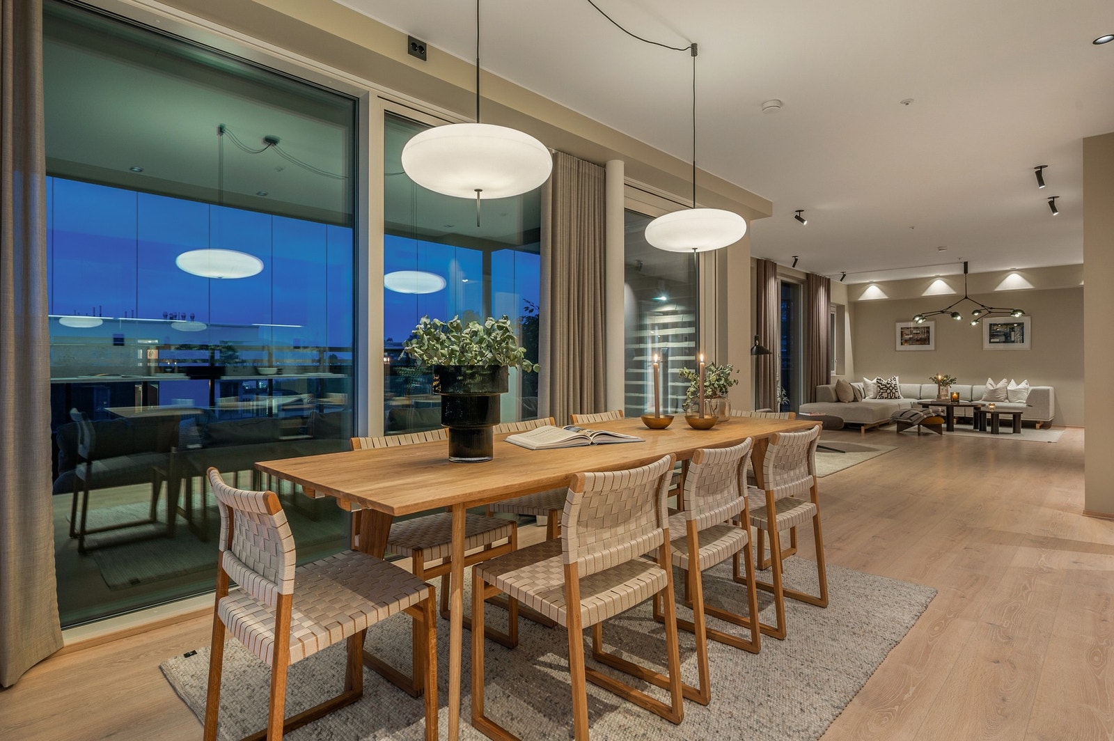 På tross av åpen løsning er kjøkkendelen likevel naturlig adskilt fra resten av stuen. Galleribilde