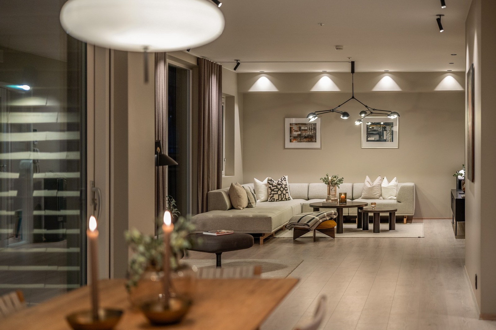 Romslig stue med store vindusflater og utgang til to forskjellige terrasser. Galleribilde