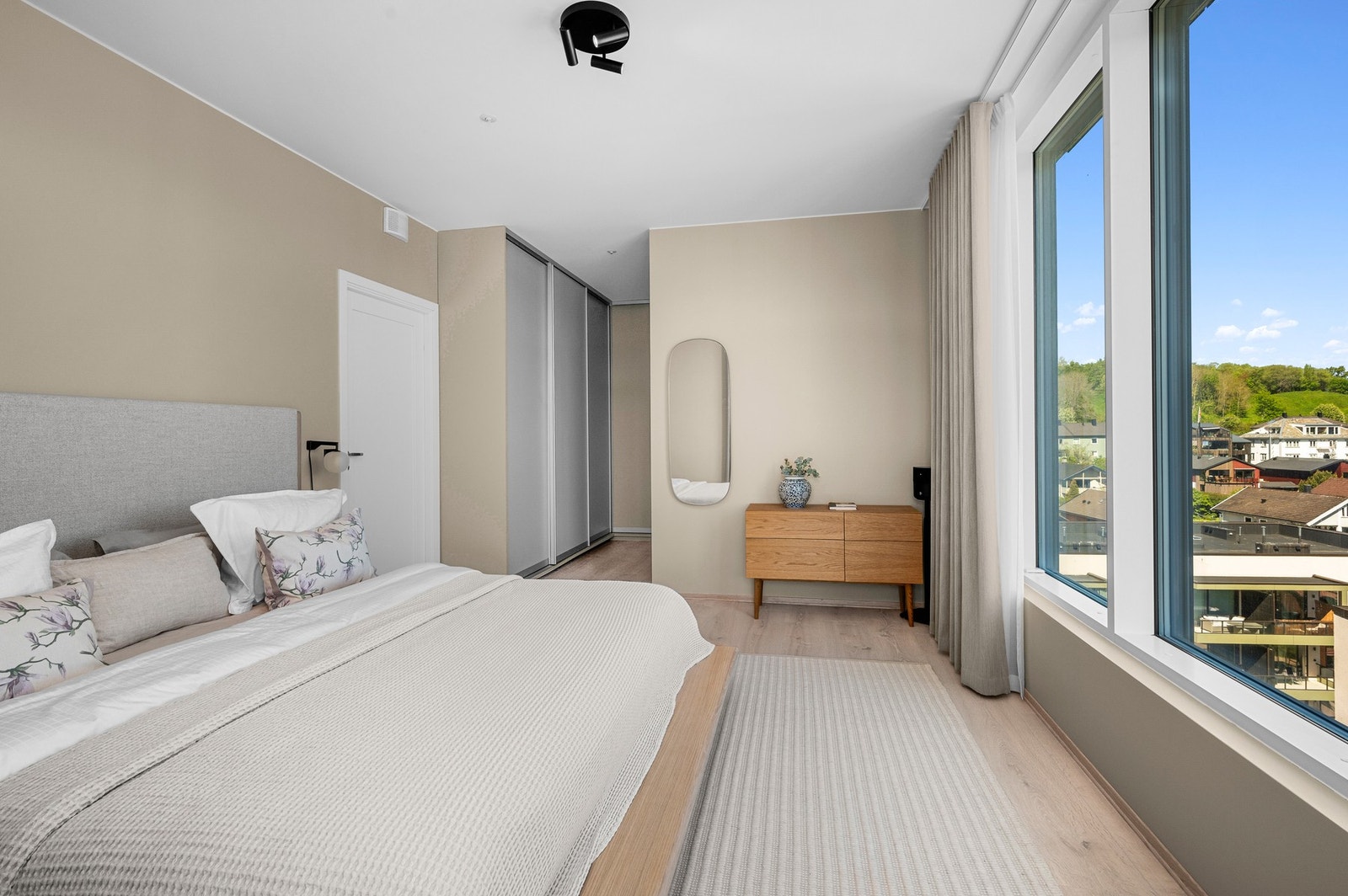 Hovedsoverommet er som en egen suite med både walk-in garderobe og eget bad. Galleribilde