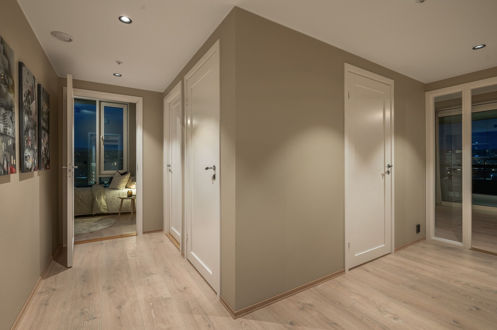 Alle soverommene, bad og vaskerom er naturlig adskilt fra resten av leiligheten som en egen "soveromsfløy". Galleribilde