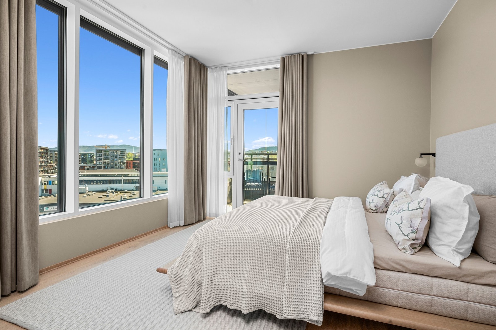 Det er i tillegg utgang til en egen balkong med morgensol. Galleribilde