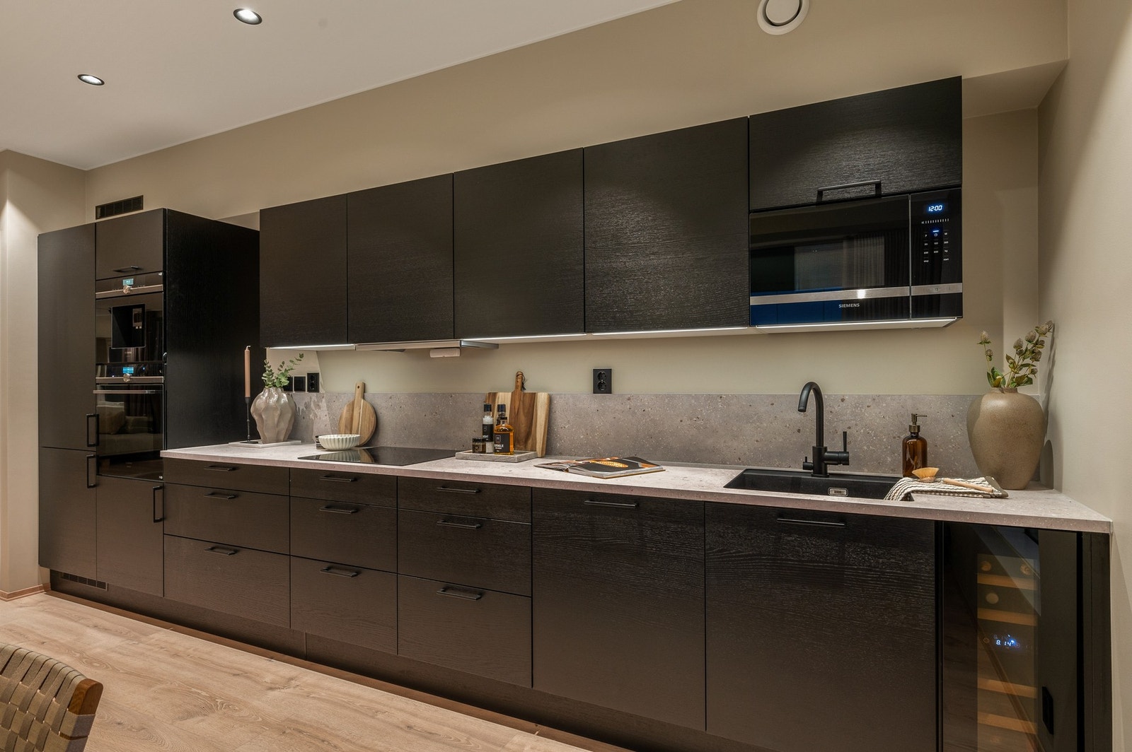 Godt med skapplass. I tillegg er det satt av plass til både integrert kaffemaskin og vinskap. Galleribilde