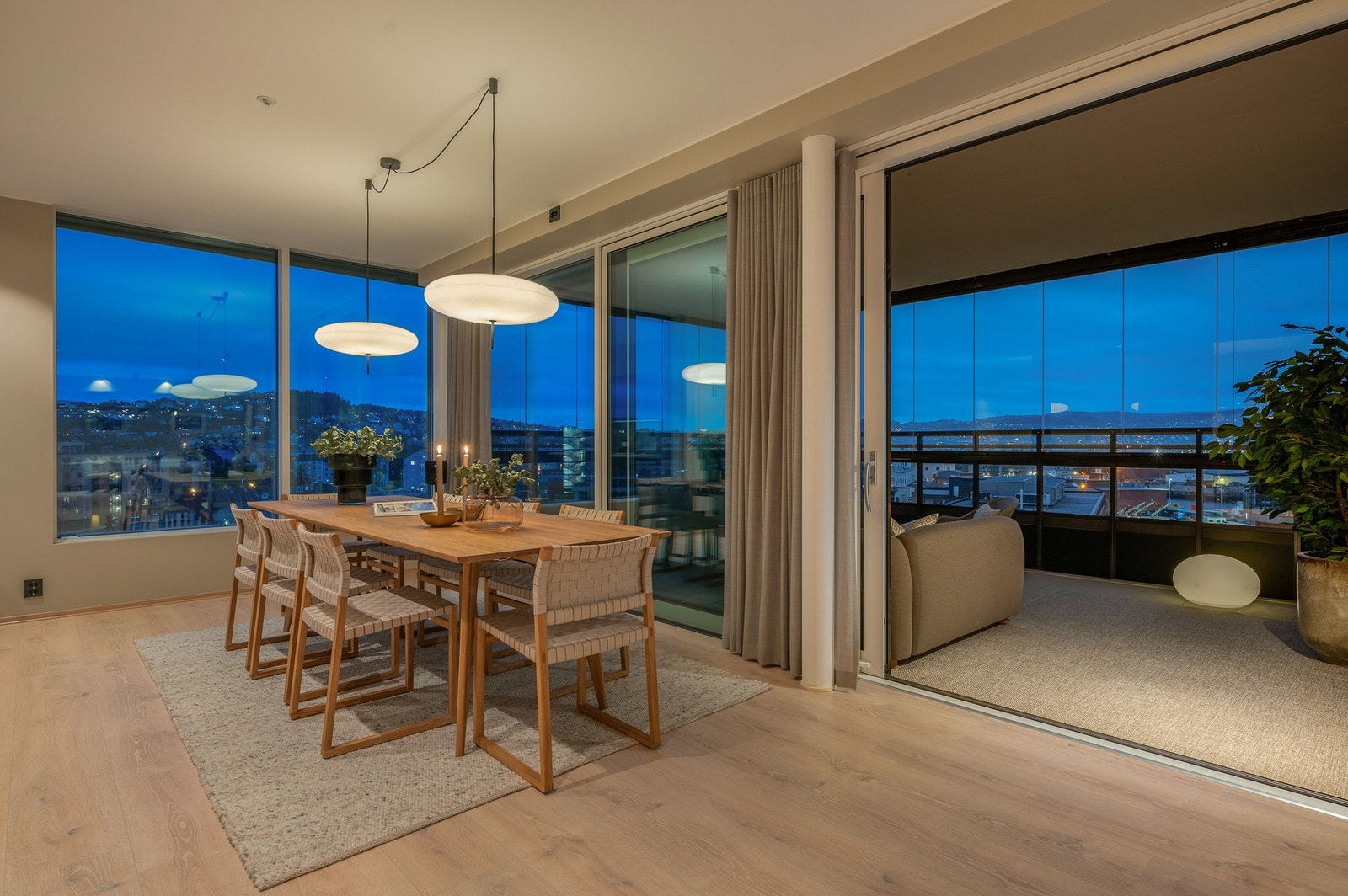 På terrassen er det glass som, for optimalt bruk, kan åpnes i sin helhet. Galleribilde