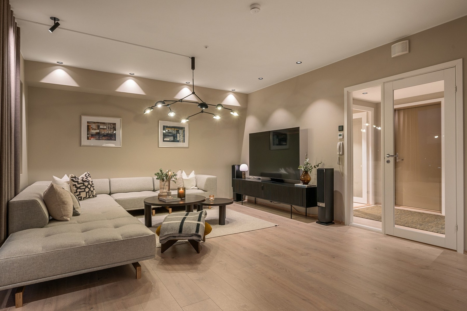 Stuen er romslig og byr på flere møbleringsmuligheter. Galleribilde