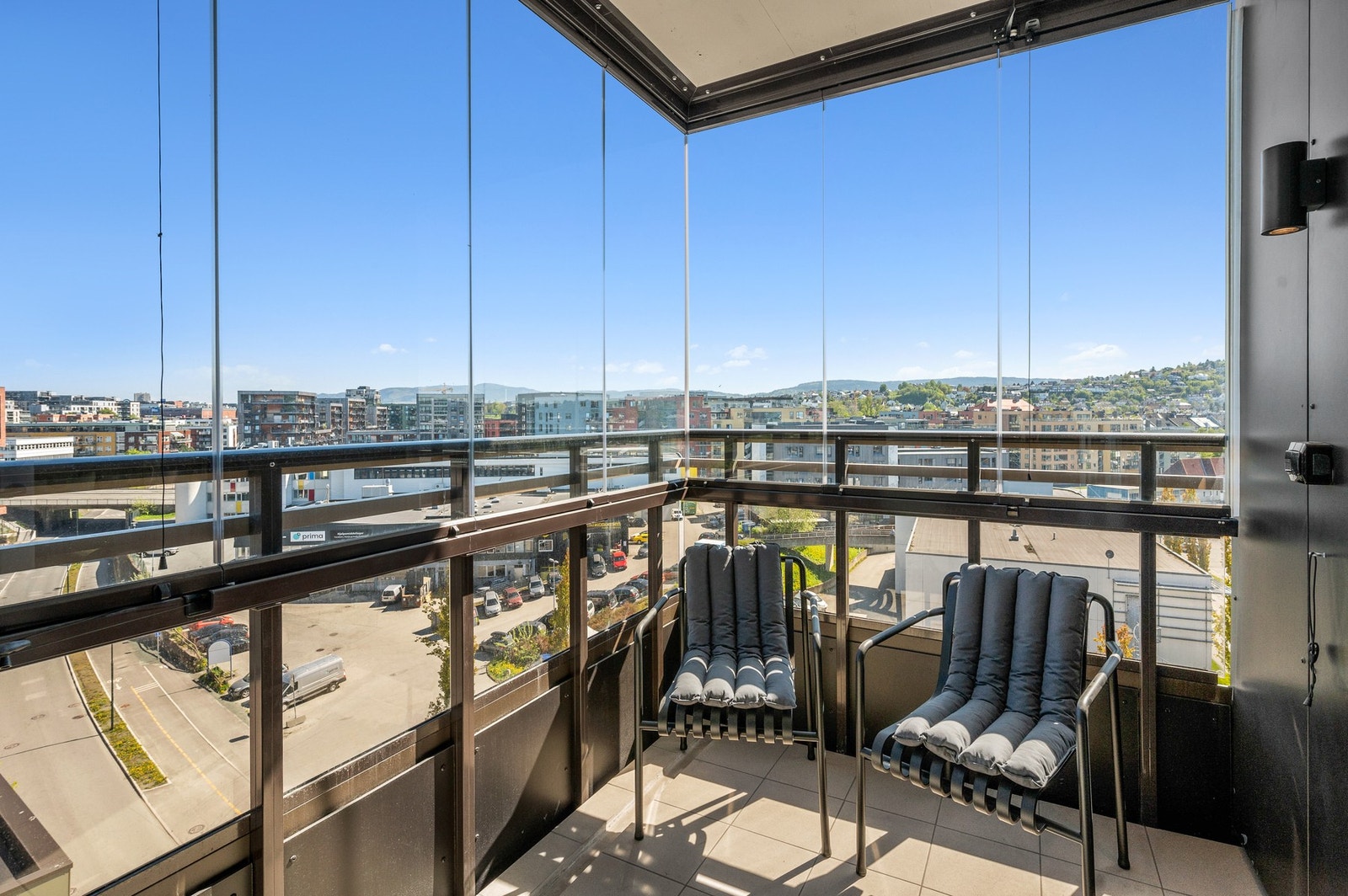 Det er også en tredje balkong. Denne har utgang fra hovedsoverommet. Galleribilde