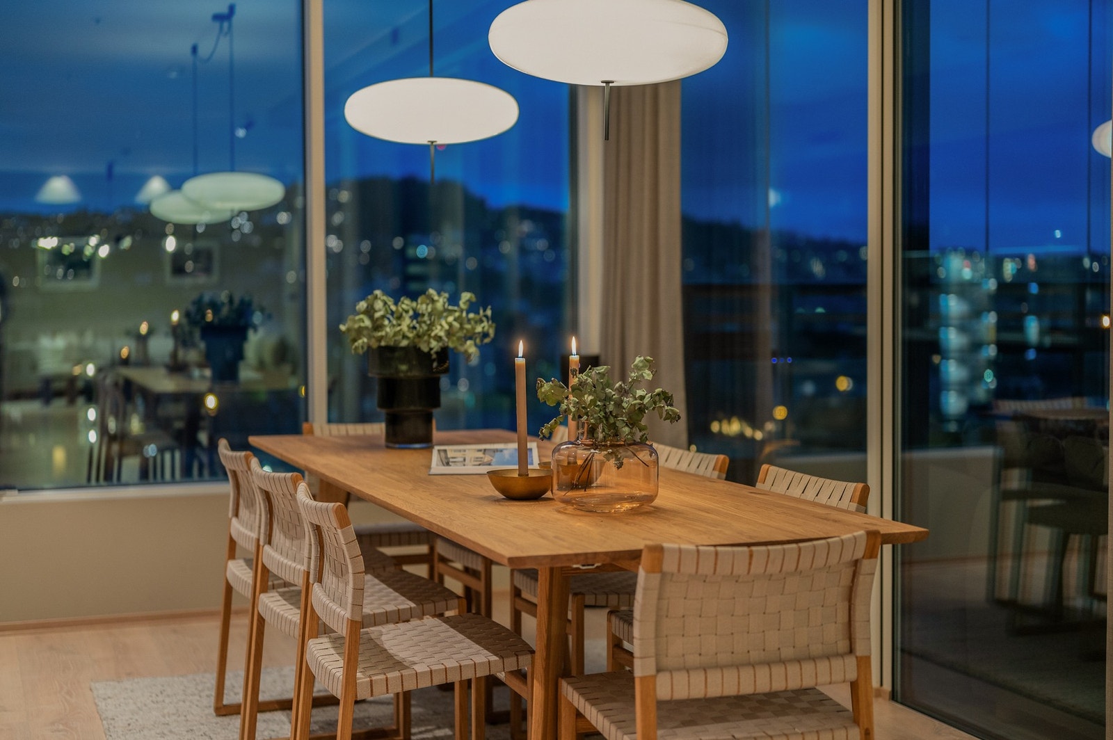 Spisestuen er omgitt av glass og nydelig utsikt. Galleribilde