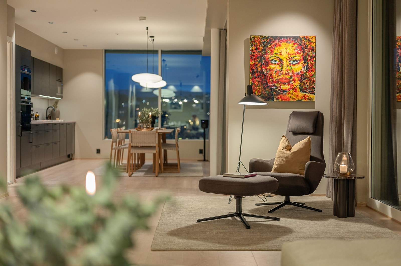 Åpen kjøkkenløsning mot stue og rikelig med lys. Galleribilde