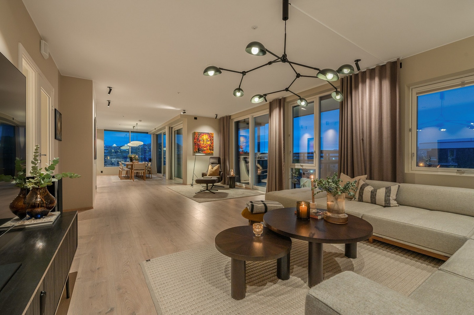 Store vinduer og gjennomlys gir en helt spesiell atmosfære i rommet. Galleribilde