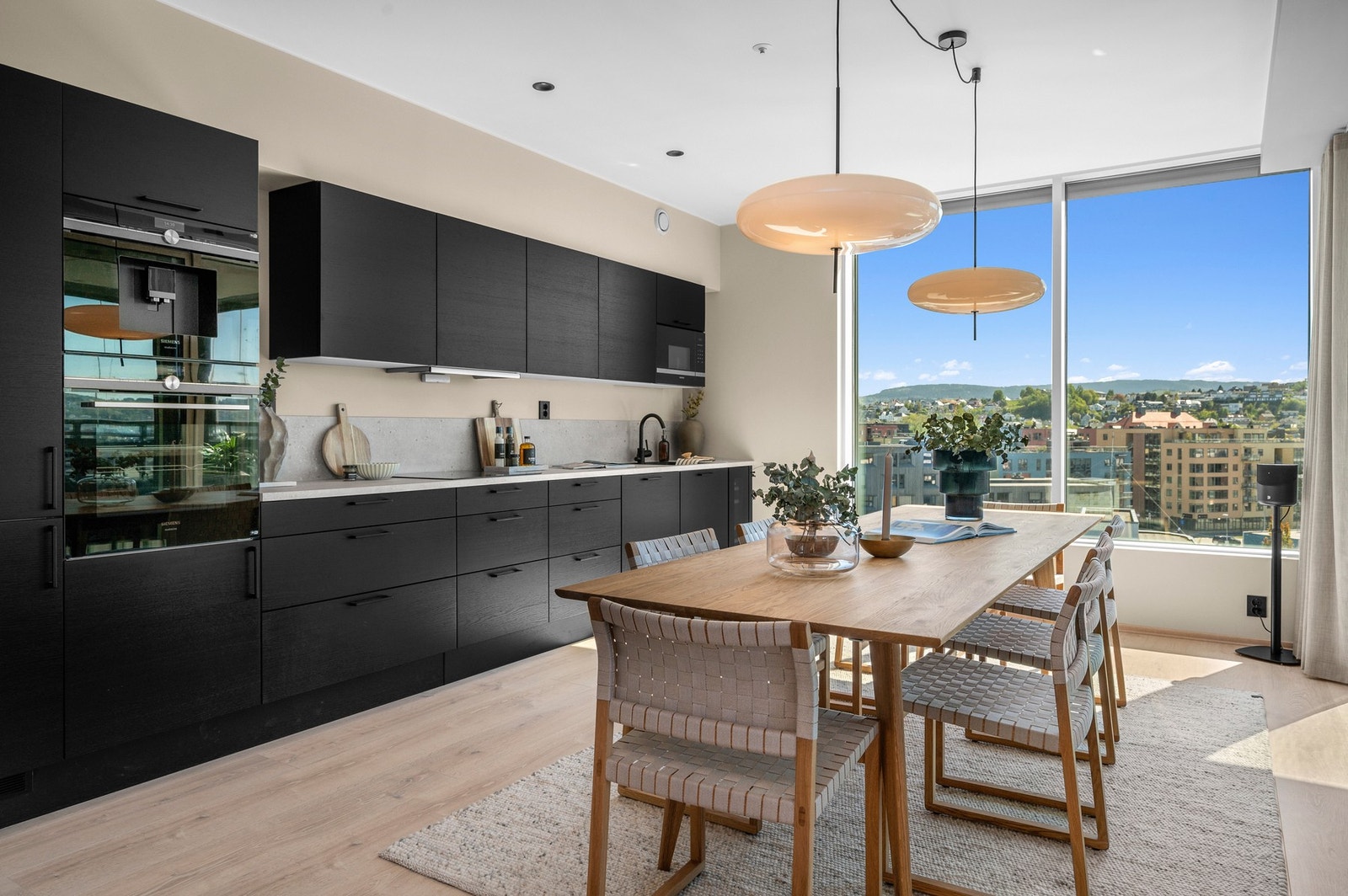 De store vindusflatene gjør rommet helt spesielt med tanke på både lys og utsikt. Det er montert elektriske screens for solskjerming. Galleribilde