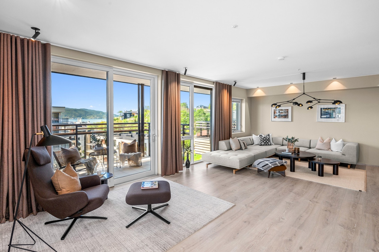 Leiligheten fremstår som lys og delikat. Nøytrale fargevalg og smarte løsninger både hva gjelder belysning og solskjerming. Galleribilde