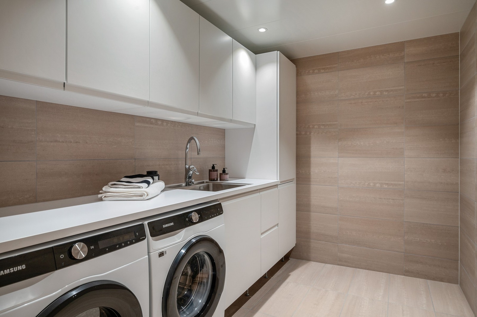 Separat vaskerom med svært god kapasitet både hva gjelder benk- og skapplass. Galleribilde