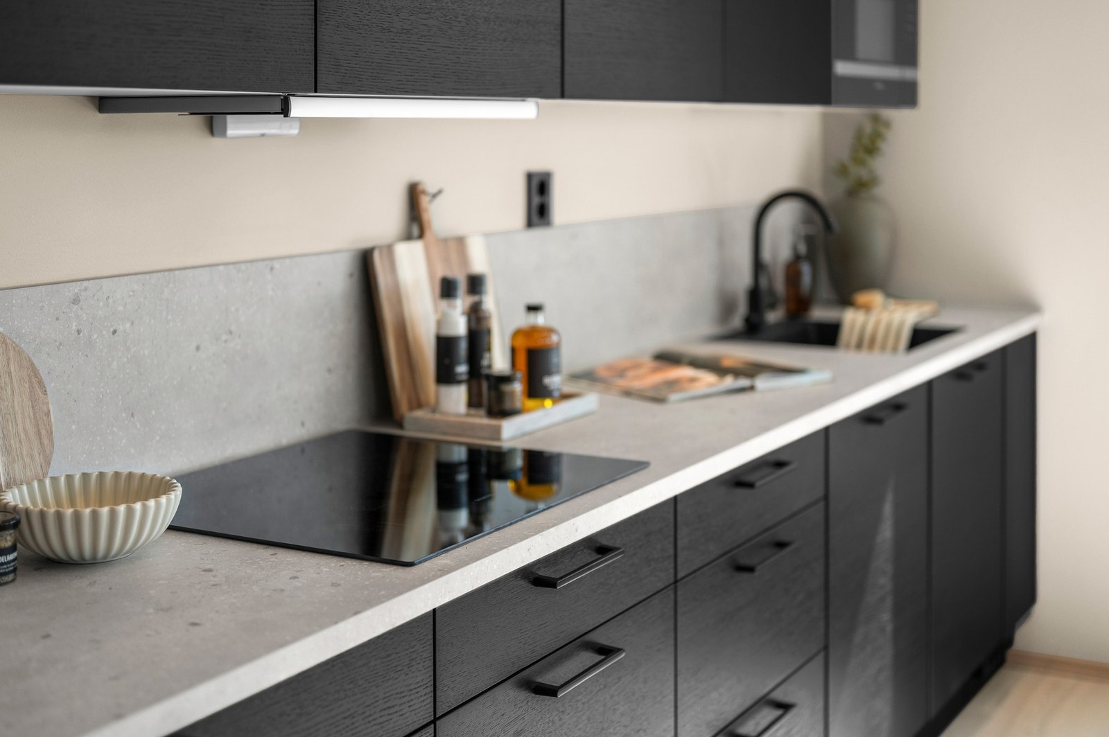 Kjøkkenet er av høy kvalitet og har gjennomtenkte løsninger både for oppbevaring og bruk. Galleribilde