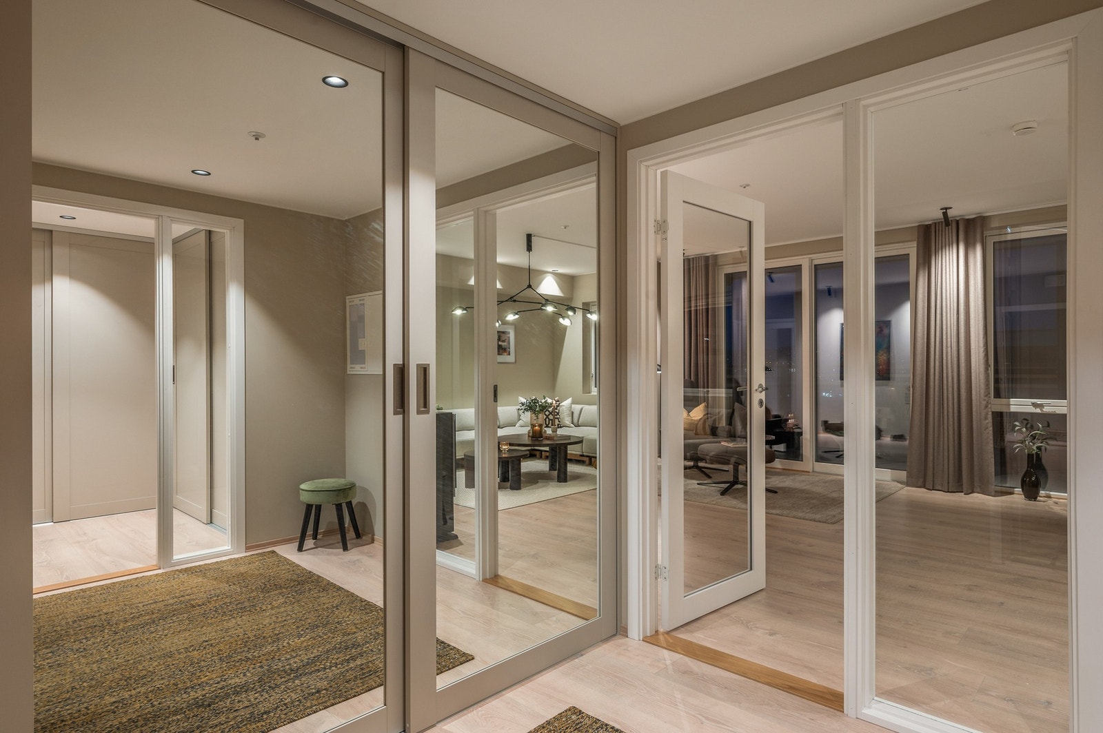 Leiligheten fremstår som gjennomført med gode skreddersydde garerobeløsninger fra HTH. Galleribilde