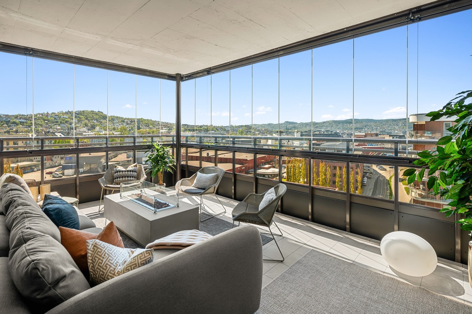 Terrassen har svært gode solforhold fra formiddag til sent på kveld. Galleribilde