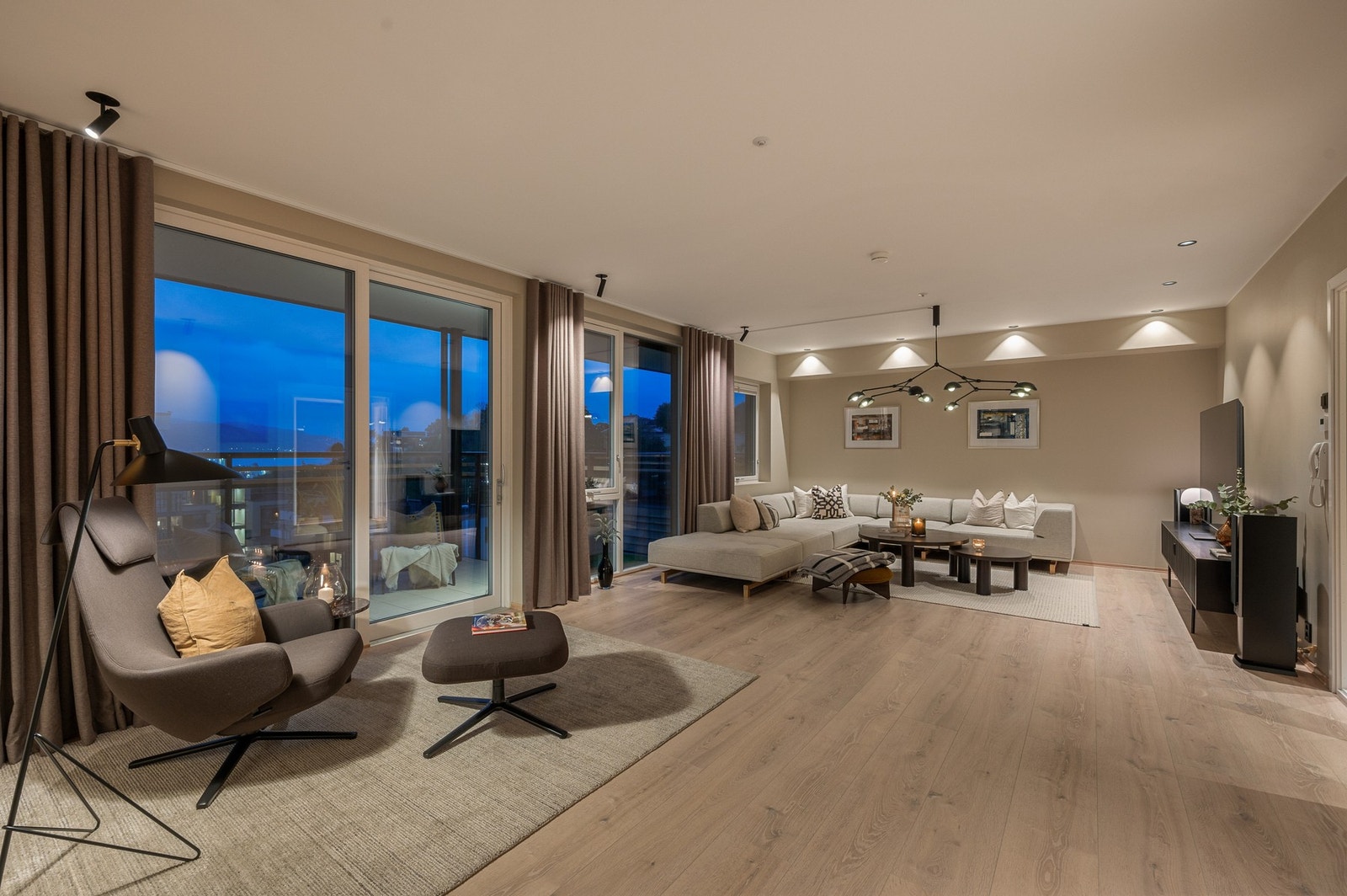 Leiligheten er betydelig oppgradert både hva gjelder gulv, belysning og innredninger. Galleribilde