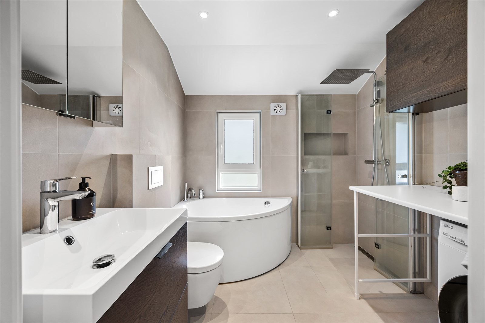 Pent helfliset baderom fra 2024 med varme i gulv og opplegg for vaskemaskin/tørketrommel Galleribilde