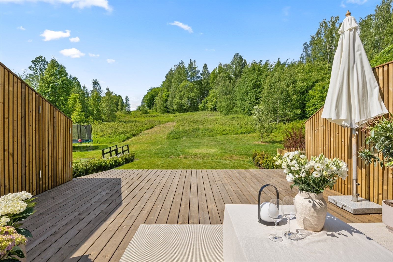 Her kan du nye solrike sommerdager til flott utsyn mot grøntområder og ingen innsyn Galleribilde