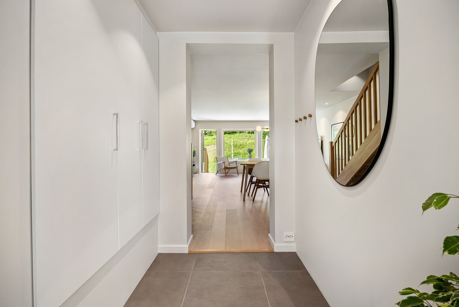 Innbydende og flislagt entrè i 1. etasje med varmekabler i gulv og plassbygd garderobeskap Galleribilde