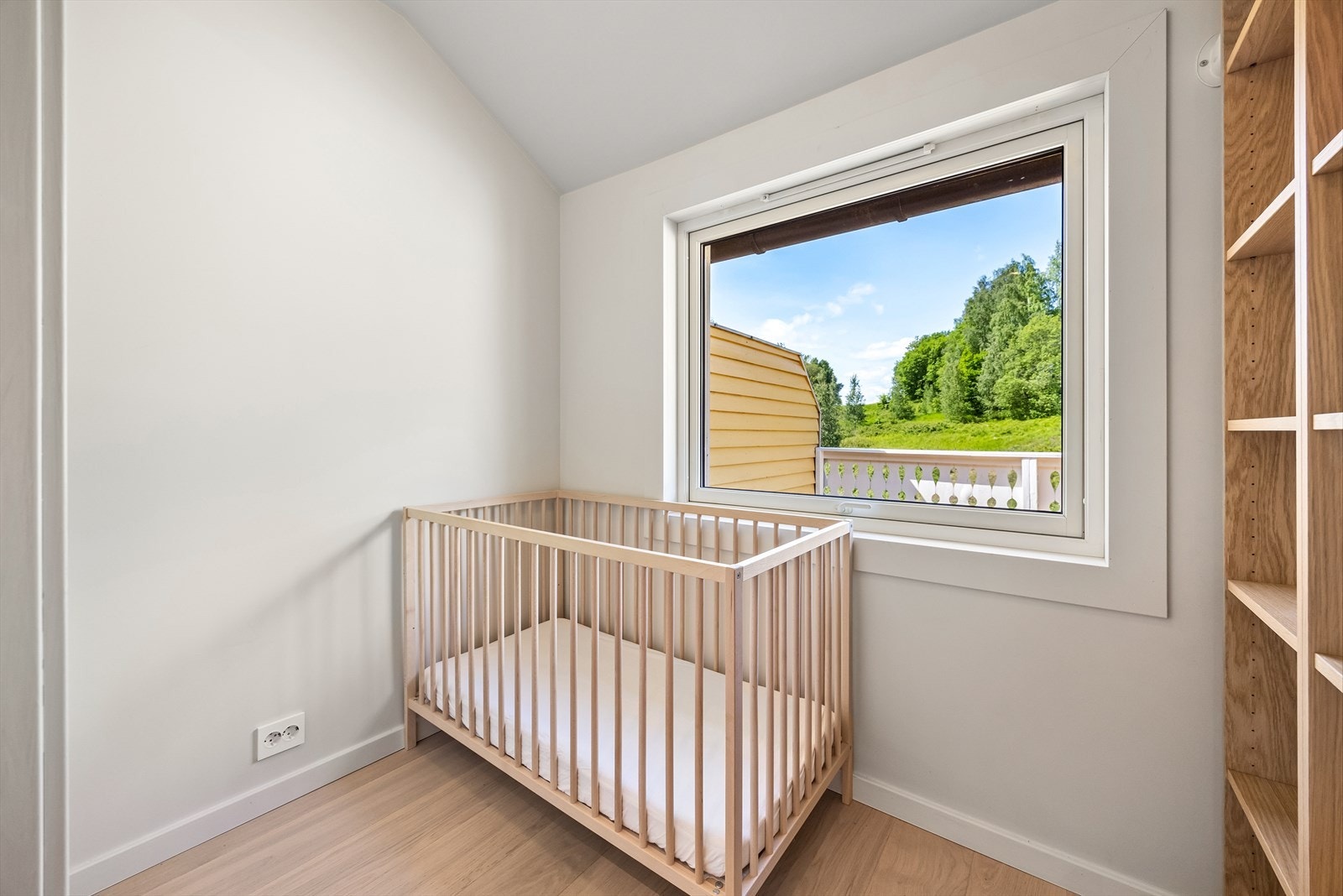 Det er et innebygd skap til venstre i bilde Galleribilde