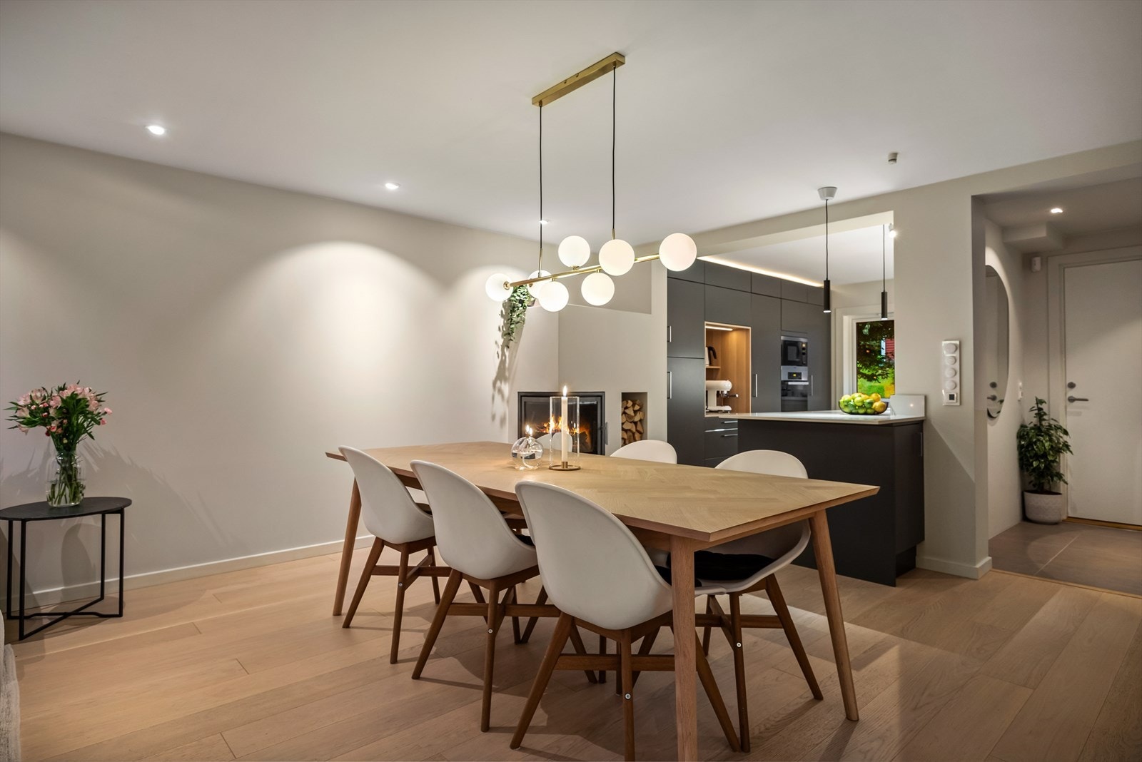 Boligen fremstår som innbydende og moderne med pene fargevalg Galleribilde