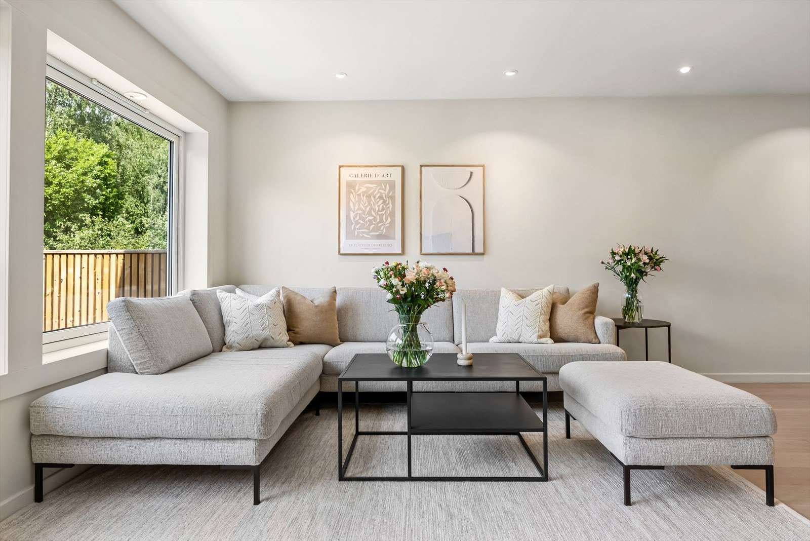 Stuen er av god størrelse og har plass til stor sofaløsning med tilhørende møblement Galleribilde