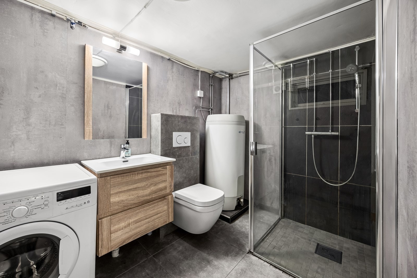 Badet i kjelleren er i følge eier pusset opp i 2020 under tidligere eier. Baderommet har flislagte overflater med varme i gulv Galleribilde