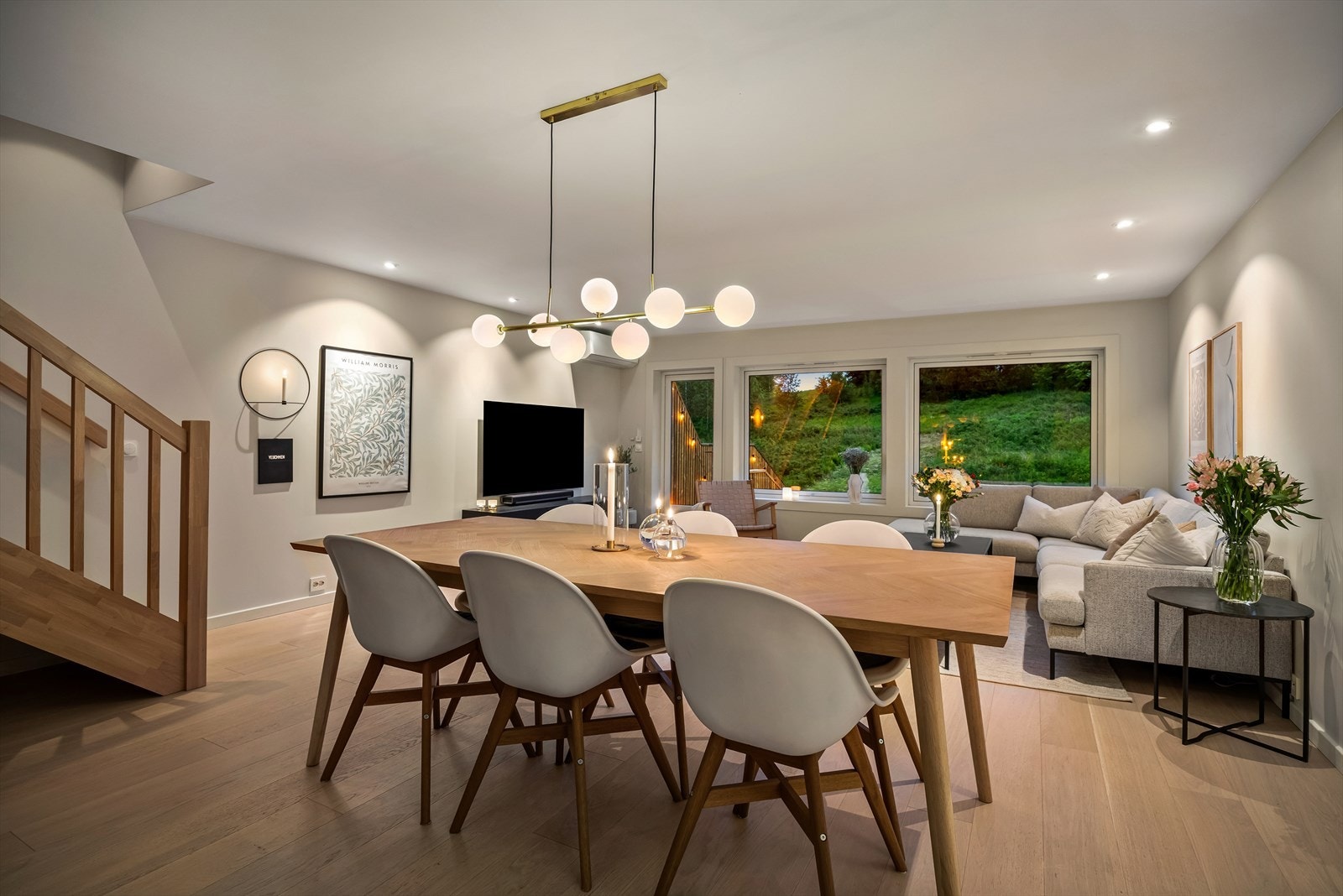 Gjennomgående, lyst og moderne rekkehus i et meget barnevennlig og rolig område på Kalbakken Galleribilde