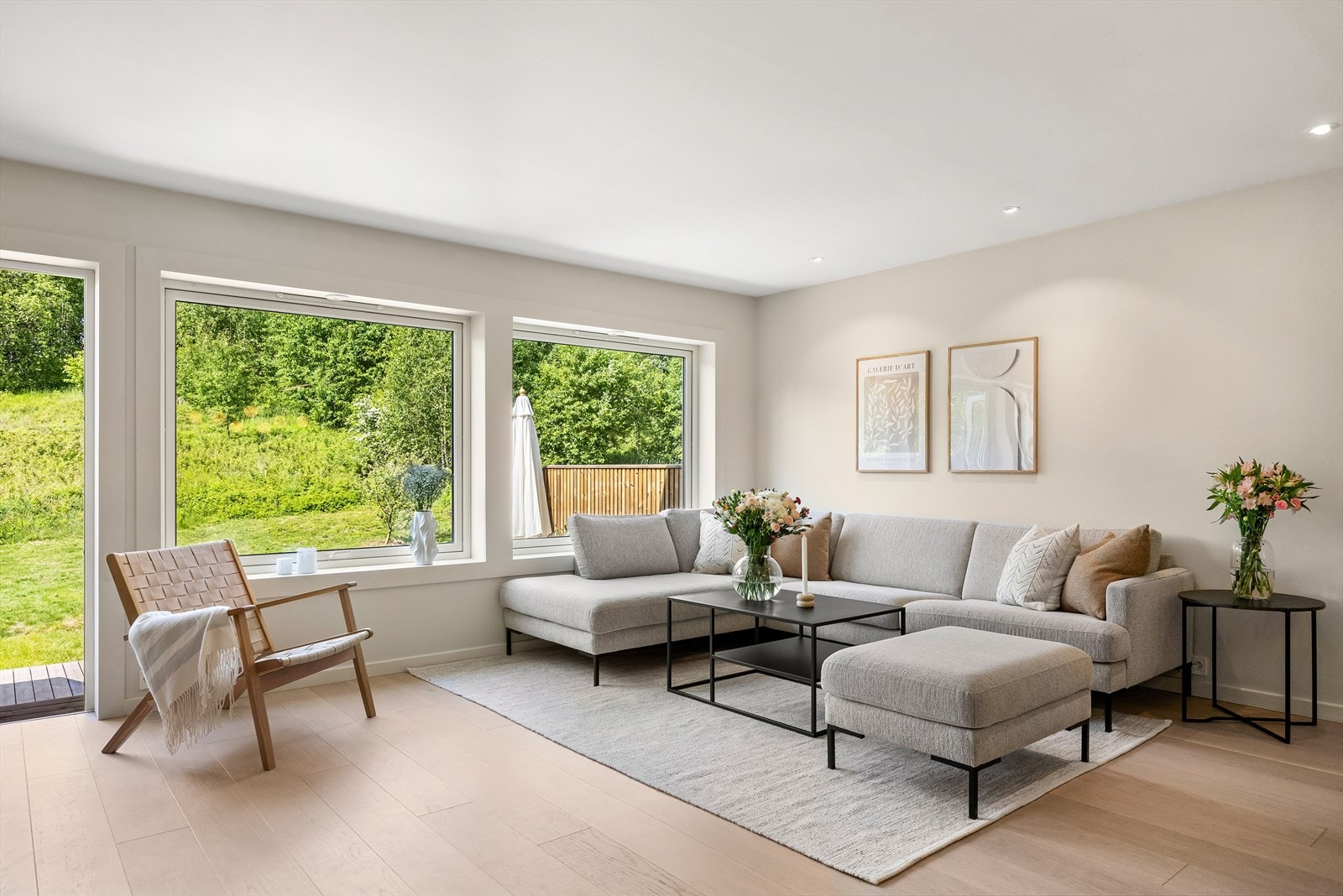 Boligen har store og flotte vindusflater som slipper inn godt med lys. Vinduene i 1. etasje er fra henholdsvis 2018 og 2017 Galleribilde