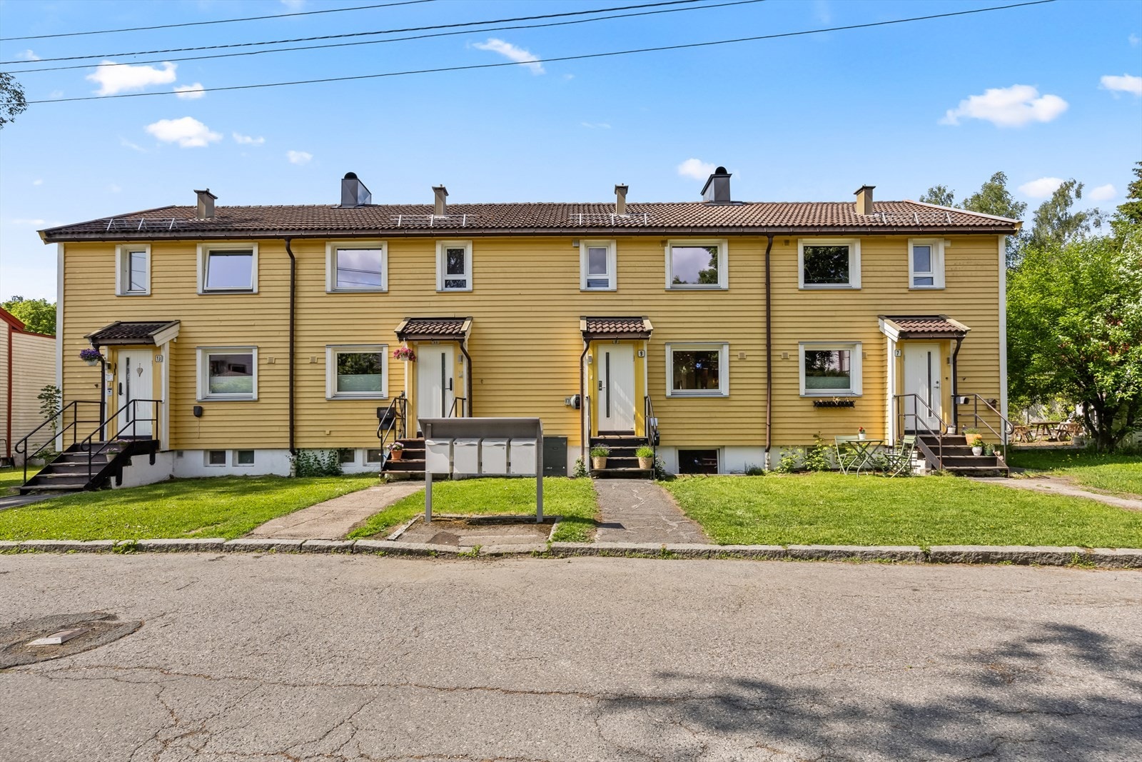 Det er monter lader til elbil på husveggen Galleribilde