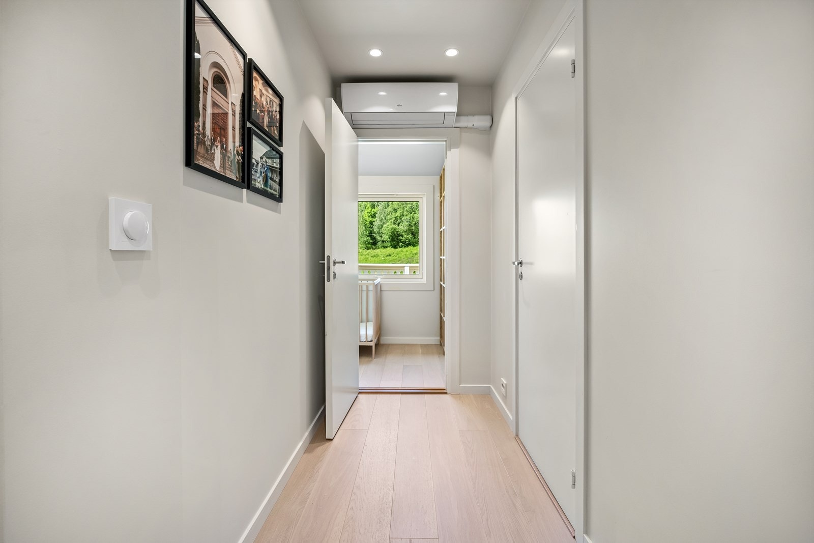 2. etasje inneholder tre soverom og baderom. Varmepumpen gir riktig temperatur året rundt Galleribilde