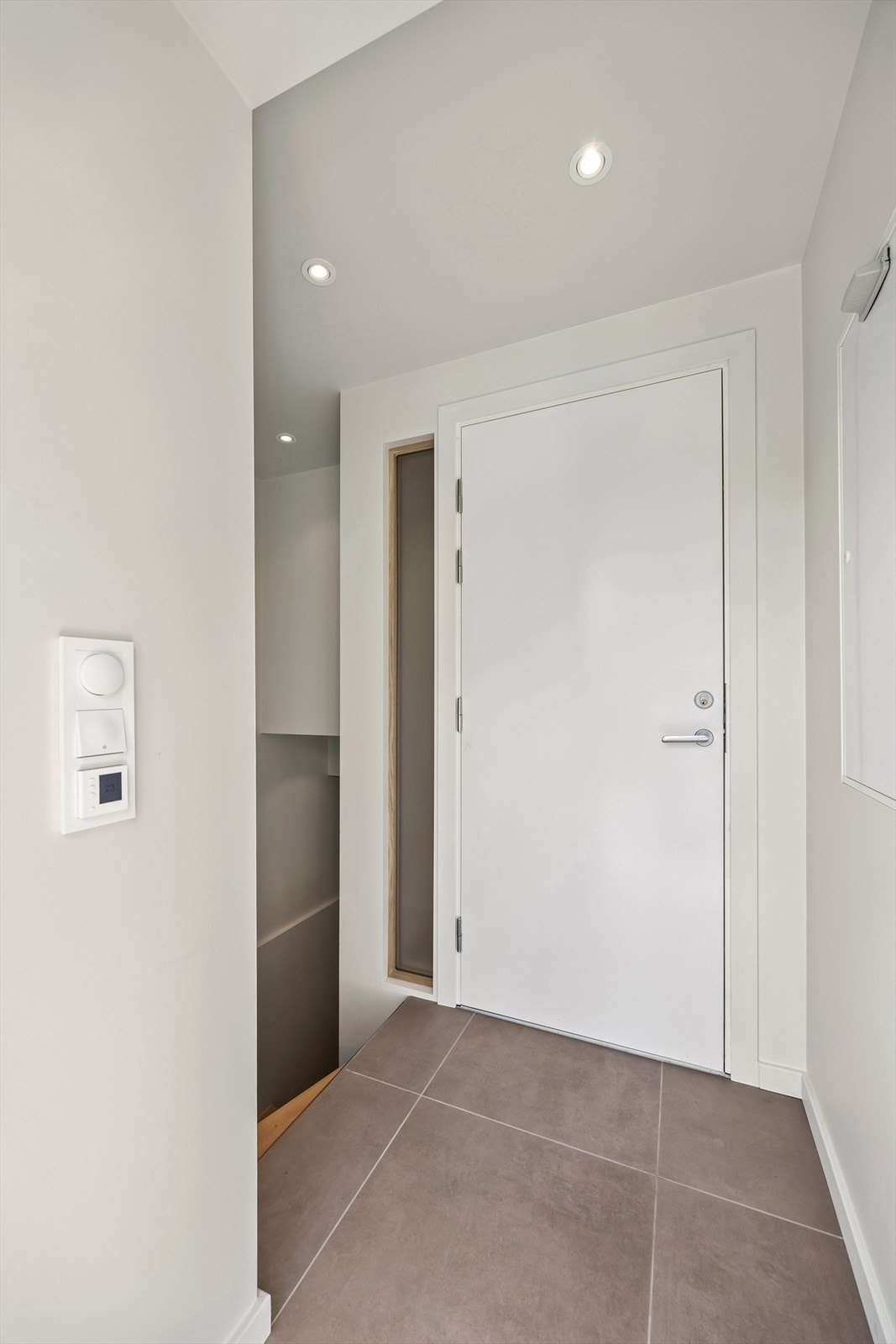 Adkomst fra entrè og ned til underetasjen der hybelen er Galleribilde