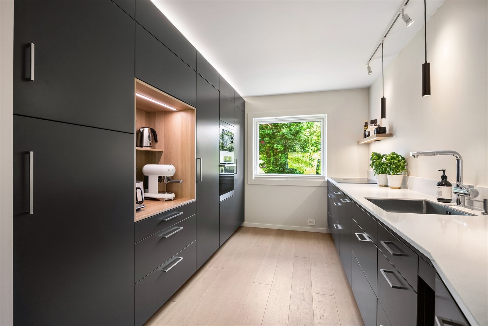 Kjøkkenet er godt utstyrt og har god skap- og benkeplass Galleribilde