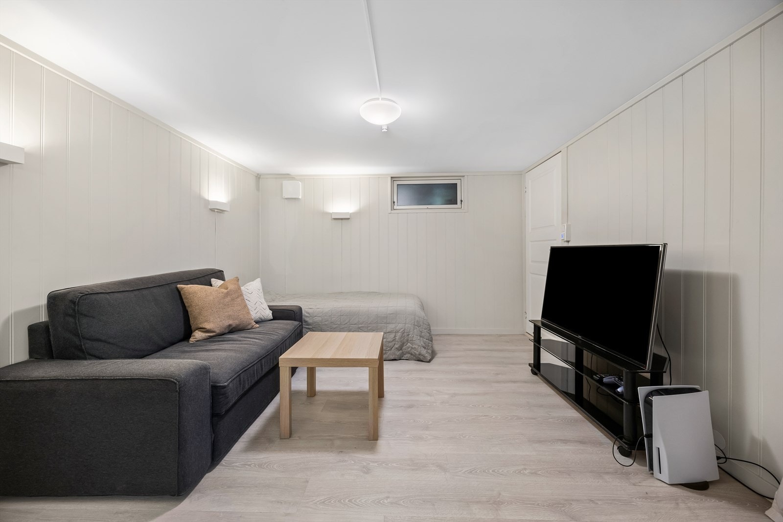 Romslig rom med mange bruksmuligheter (rommet er ikke godkjent for varig opphold) Galleribilde