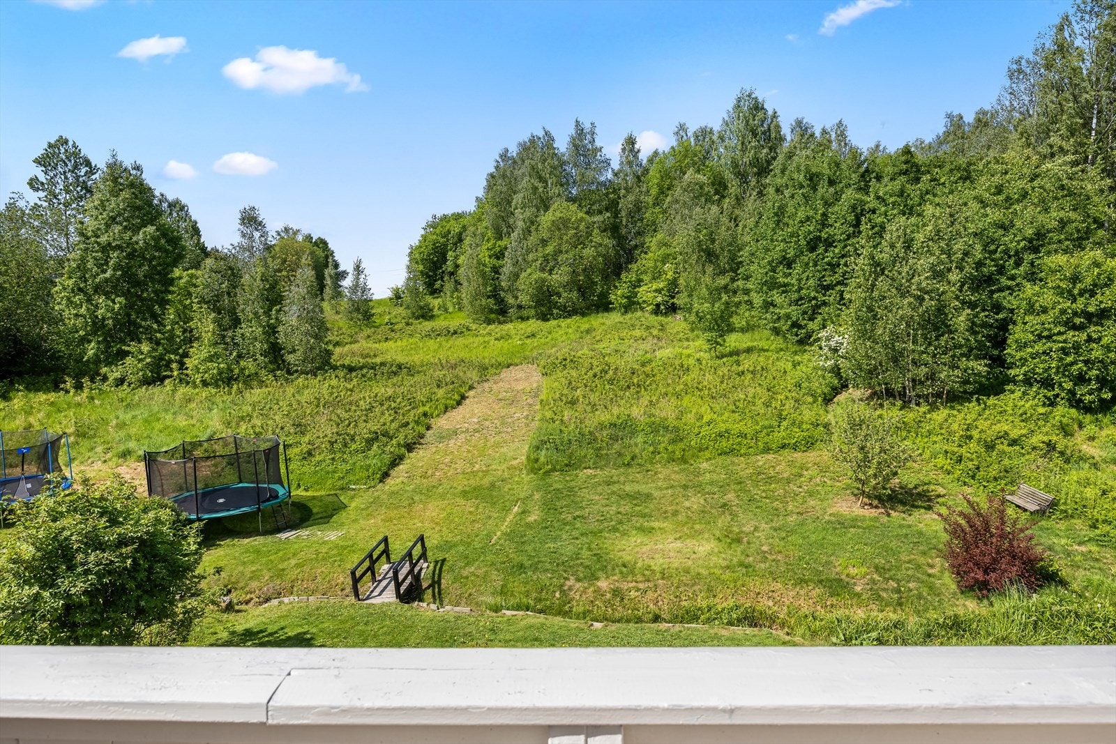 Eier opplyser om at de har disponert hage-flekk på andre side av bekken, som formelt eies av Statsbygg Galleribilde