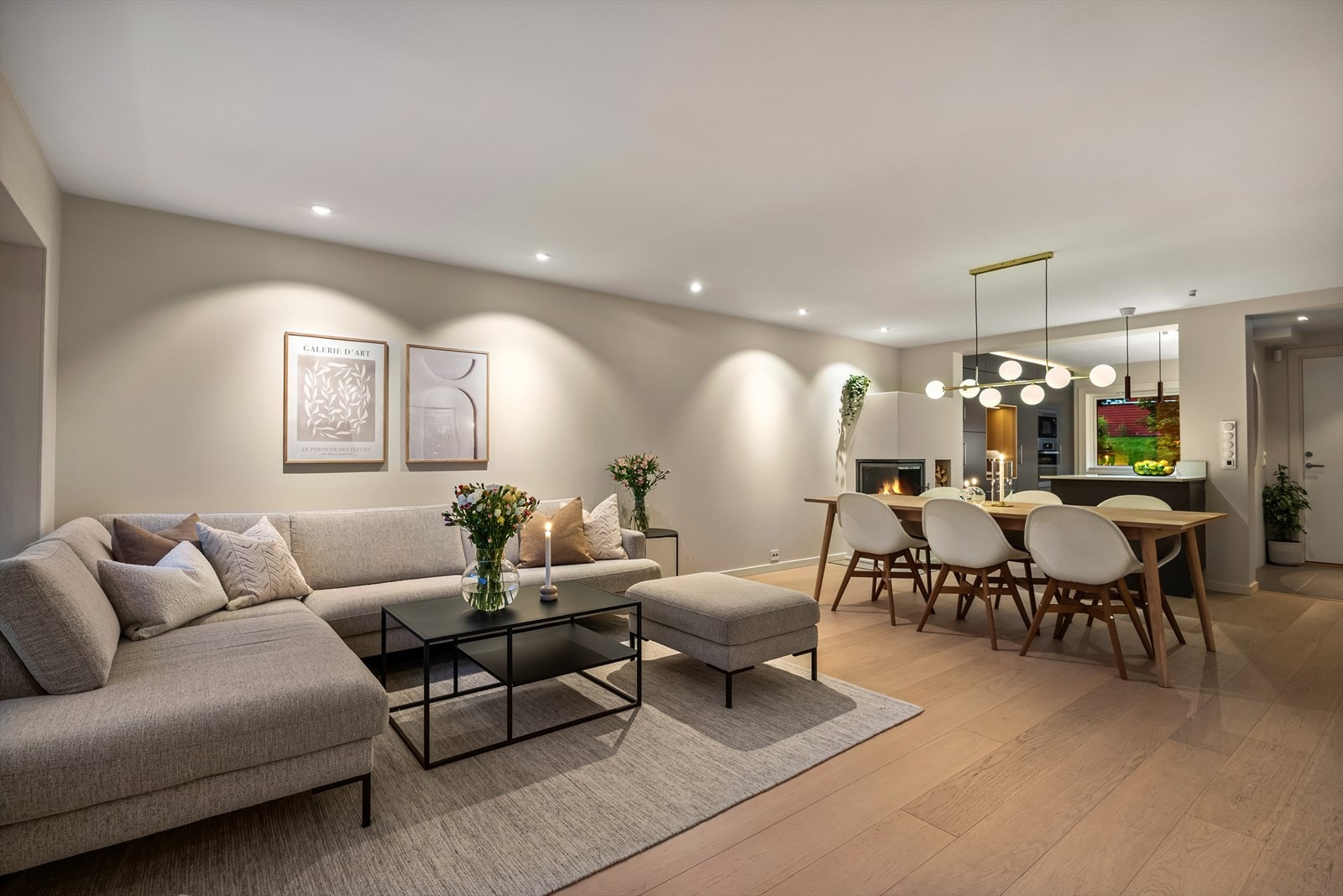 Stue og kjøkken har en delvis åpen løsning, men er samtidig godt tilbaketrukket fra hverandre Galleribilde