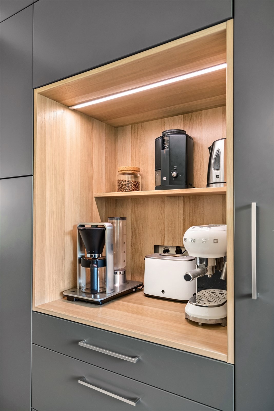 Praktisk nisjeløsning i kjøkkeninnredningen Galleribilde